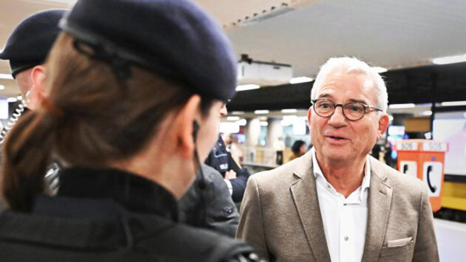 Innenminister Thomas Strobl (CDU) schaut bei der Waffenverbotskontrolle am Stuttgarter Charlottenplatz vorbei.Foto: dpa/Bernd Weißbrod Innenminister Thomas Strobl (CDU) schaut bei der Waffenverbotskontrolle am Stuttgarter Charlottenplatz vorbei.Foto: dpa/Bernd Weißbrod