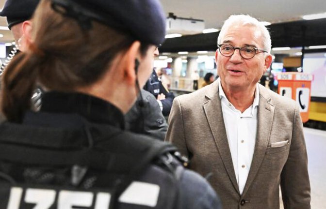 Innenminister Thomas Strobl (CDU) schaut bei der Waffenverbotskontrolle am Stuttgarter Charlottenplatz vorbei.<span class='image-autor'>Foto: dpa/Bernd Weißbrod</span>
