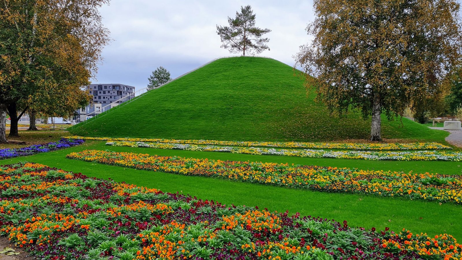Blumenbänder durchziehen das Gelände. Dazwischen wurde die Allgäu-typische Landschaft modelliert.Foto: Landesgartenschau Wangen im Allgäu/oh