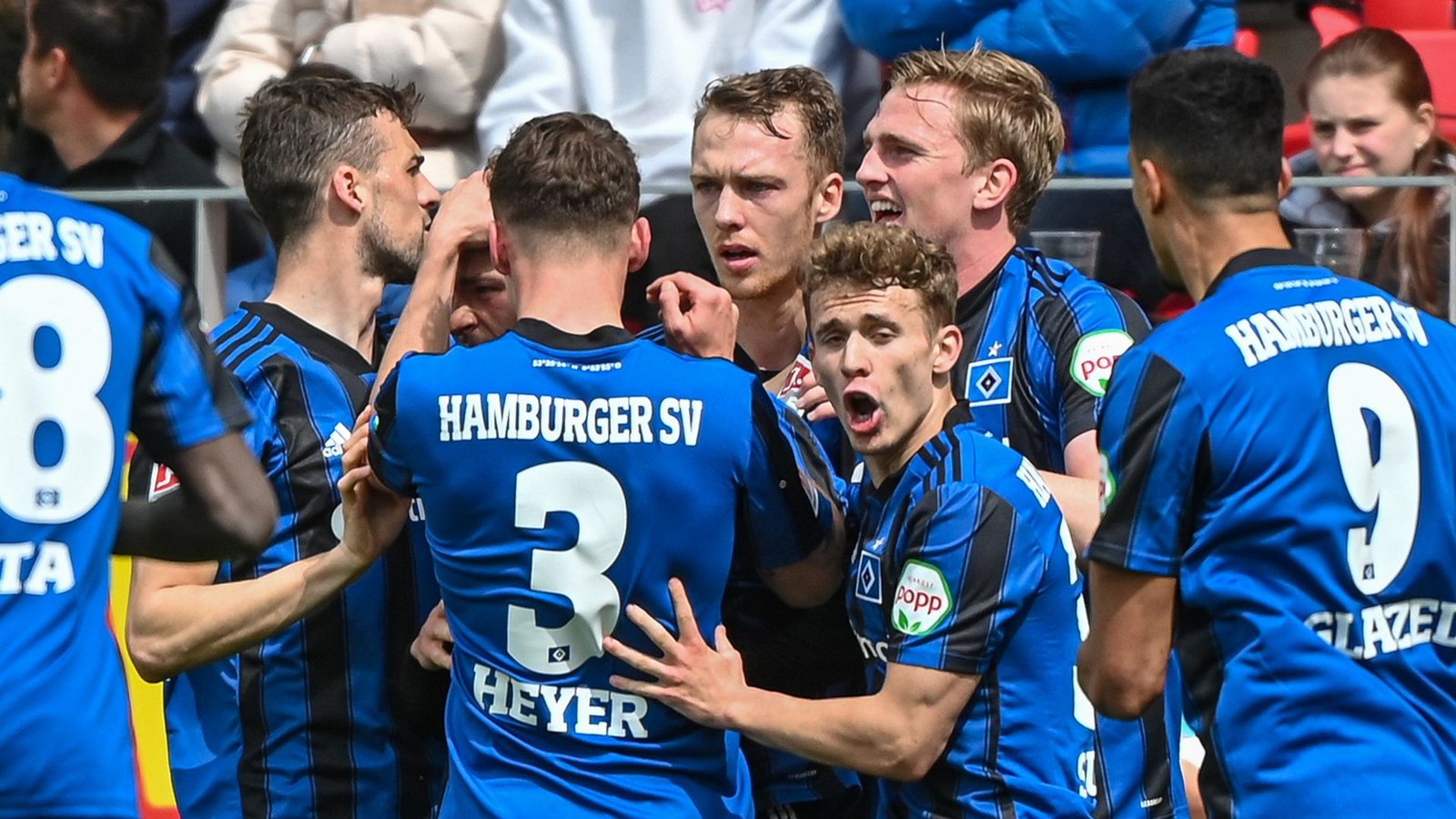 Der HSV konnte in Regensburg wichtige drei Punkte einfahren und kann sich weiterhin Hoffnungen auf den Aufstieg machen.Foto: Armin Weigel/dpa