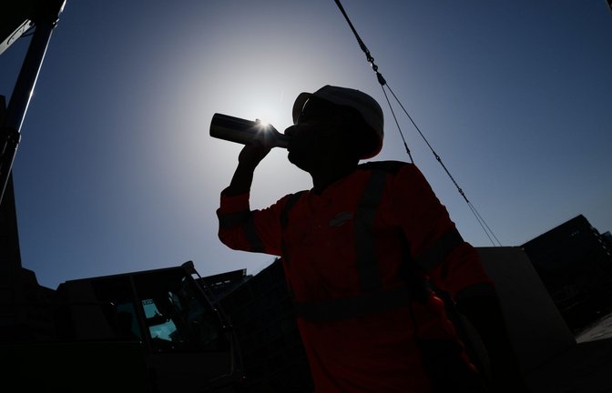 Gewerkschaften fordern verbindliche Arbeitspausen bei hohen Temperaturen. (Symbolbild)<span class='image-autor'>Foto: Christophe Ena/AP/dpa</span>
