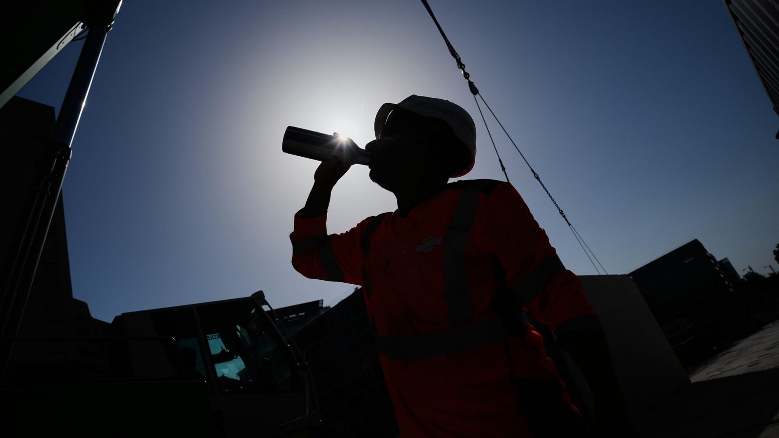 Gewerkschaften fordern verbindliche Arbeitspausen bei hohen Temperaturen. (Symbolbild)Foto: Christophe Ena/AP/dpa Gewerkschaften fordern verbindliche Arbeitspausen bei hohen Temperaturen. (Symbolbild)Foto: Christophe Ena/AP/dpa