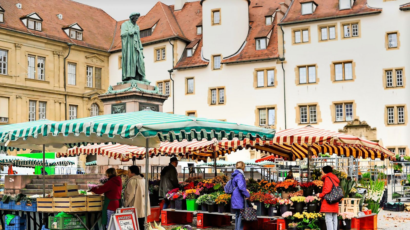 Wochenmarkt auf dem Schillerplatz in Stuttgart – kann man sich hier bald auch abseits von speziellen Aktionen ein Gläschen genehmigen?Foto: Lichtgut