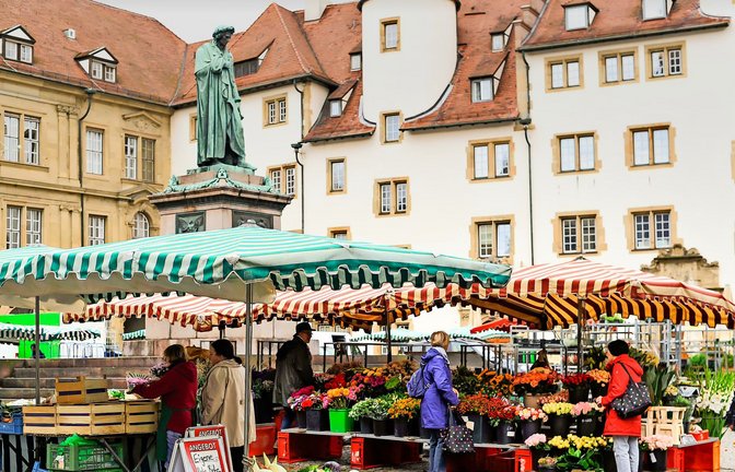 Wochenmarkt auf dem Schillerplatz in Stuttgart – kann man sich hier bald auch abseits von speziellen Aktionen ein Gläschen genehmigen?<span class='image-autor'>Foto: Lichtgut</span>