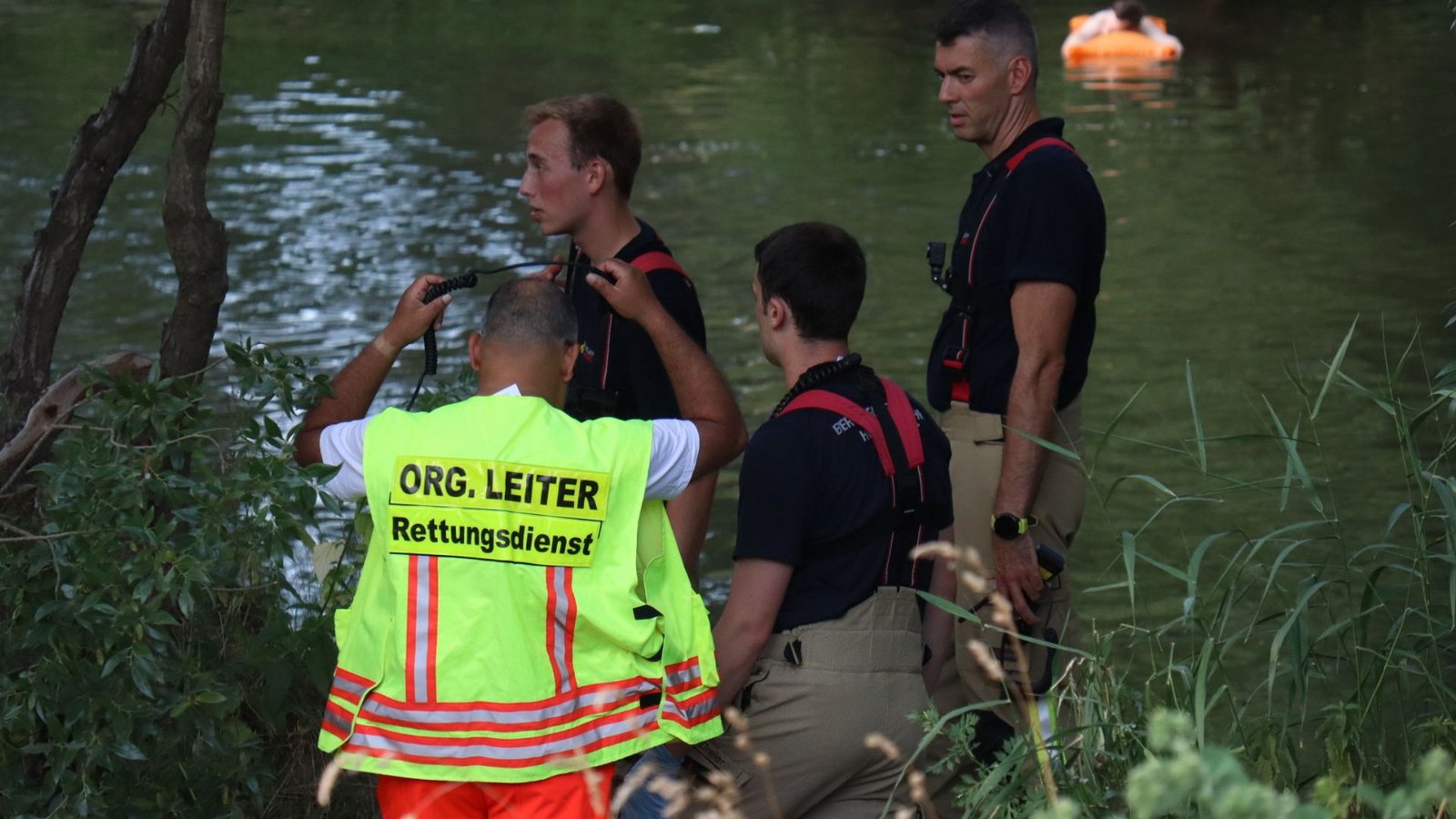Polizei und Einsatzkräfte waren an der Rettungsaktion für den 27-Jährigen im Neckar beteiligt.Foto: René Priebe/PR-Video /dpa