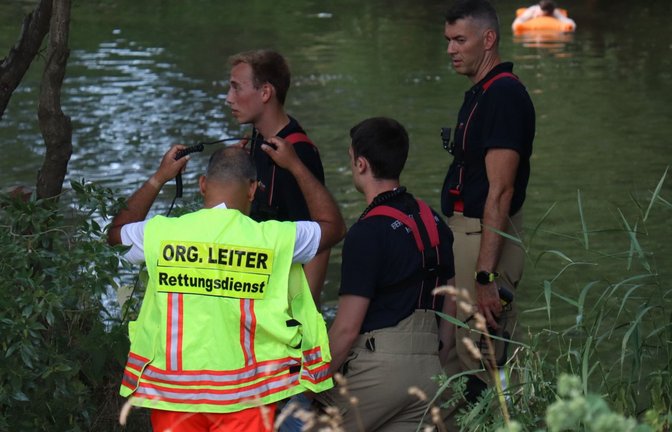 Polizei und Einsatzkräfte waren an der Rettungsaktion für den 27-Jährigen im Neckar beteiligt.<span class='image-autor'>Foto: René Priebe/PR-Video /dpa</span>