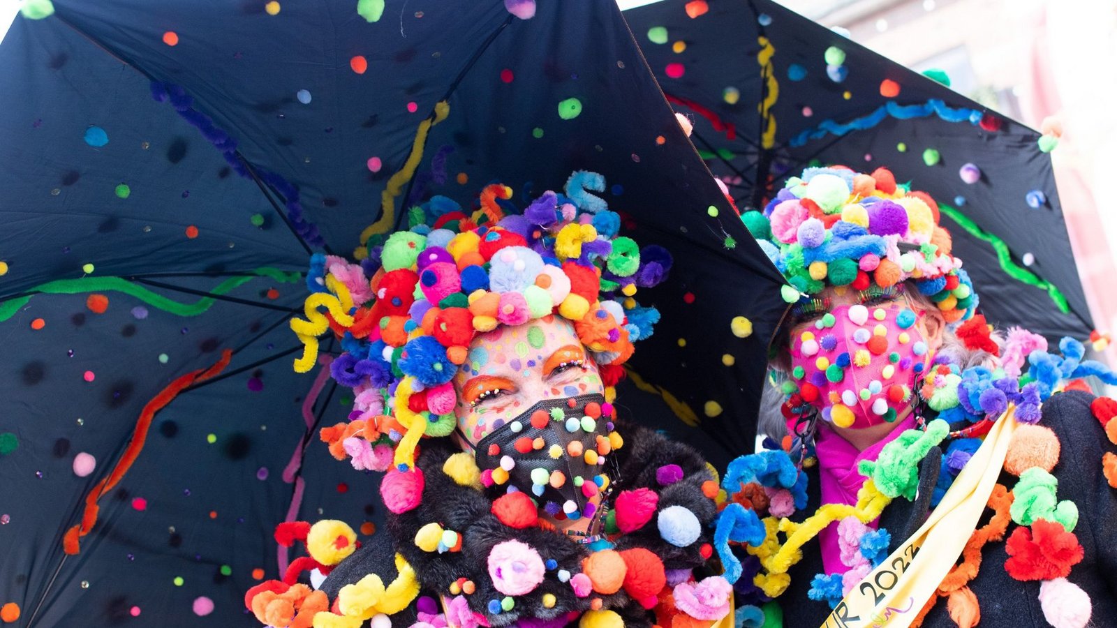 Düsseldorf – Der Düsseldorfer Karneval ist die Düsseldorfer Variante des Karnevals: Er beginnt am 11. 11. eines jeden Jahres mit dem symbolischen Erwachen des Hoppeditz und endet am Aschermittwoch des Folgejahres mit dessen Beerdigung.Foto: Federico Gambarini/dpa Düsseldorf – Der Düsseldorfer Karneval ist die Düsseldorfer Variante des Karnevals: Er beginnt am 11. 11. eines jeden Jahres mit dem symbolischen Erwachen des Hoppeditz und endet am Aschermittwoch des Folgejahres mit dessen Beerdigung.Foto: Federico Gambarini/dpa