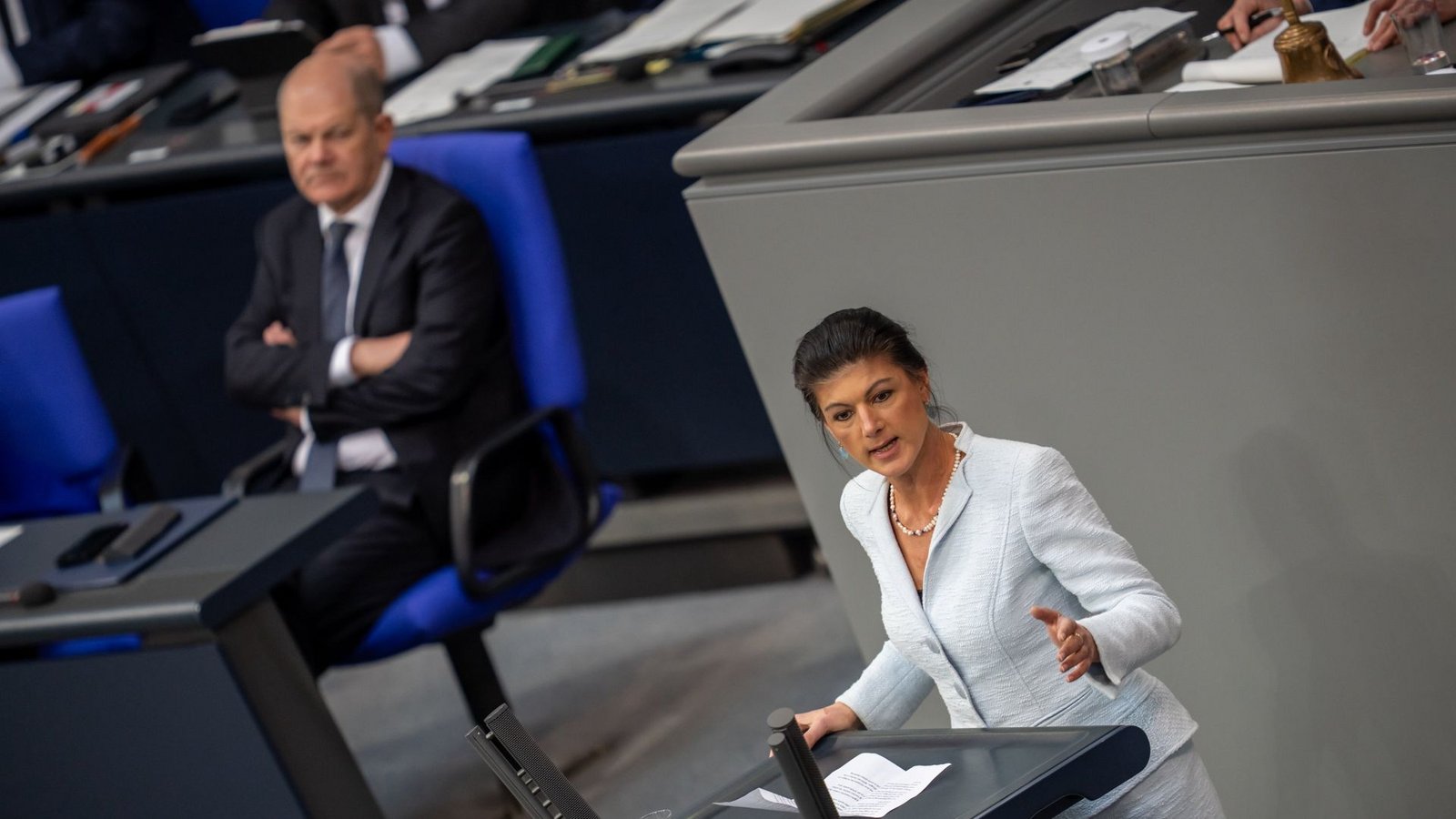 Olaf Scholz und Sahra Wagenknecht im Bundestag.Foto: dpa/Michael Kappeler Olaf Scholz und Sahra Wagenknecht im Bundestag.Foto: dpa/Michael Kappeler