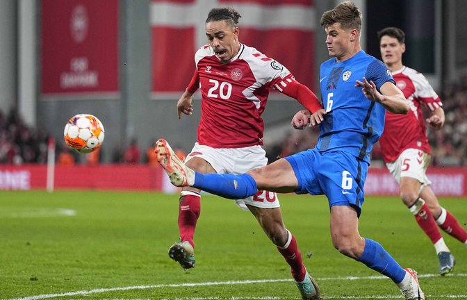 Die Dänen um den Leipziger Bundesliga-Stürmer Yussuf Poulsen  (li.) bestreiten ein EM-Spiel in Stuttgart: In der Gruppenphase treffen sie am 16. Juni auf Slowenien (rechts mit Jaka Bijol).<span class='image-autor'>Foto: imago//Ulrik Pedersen</span>