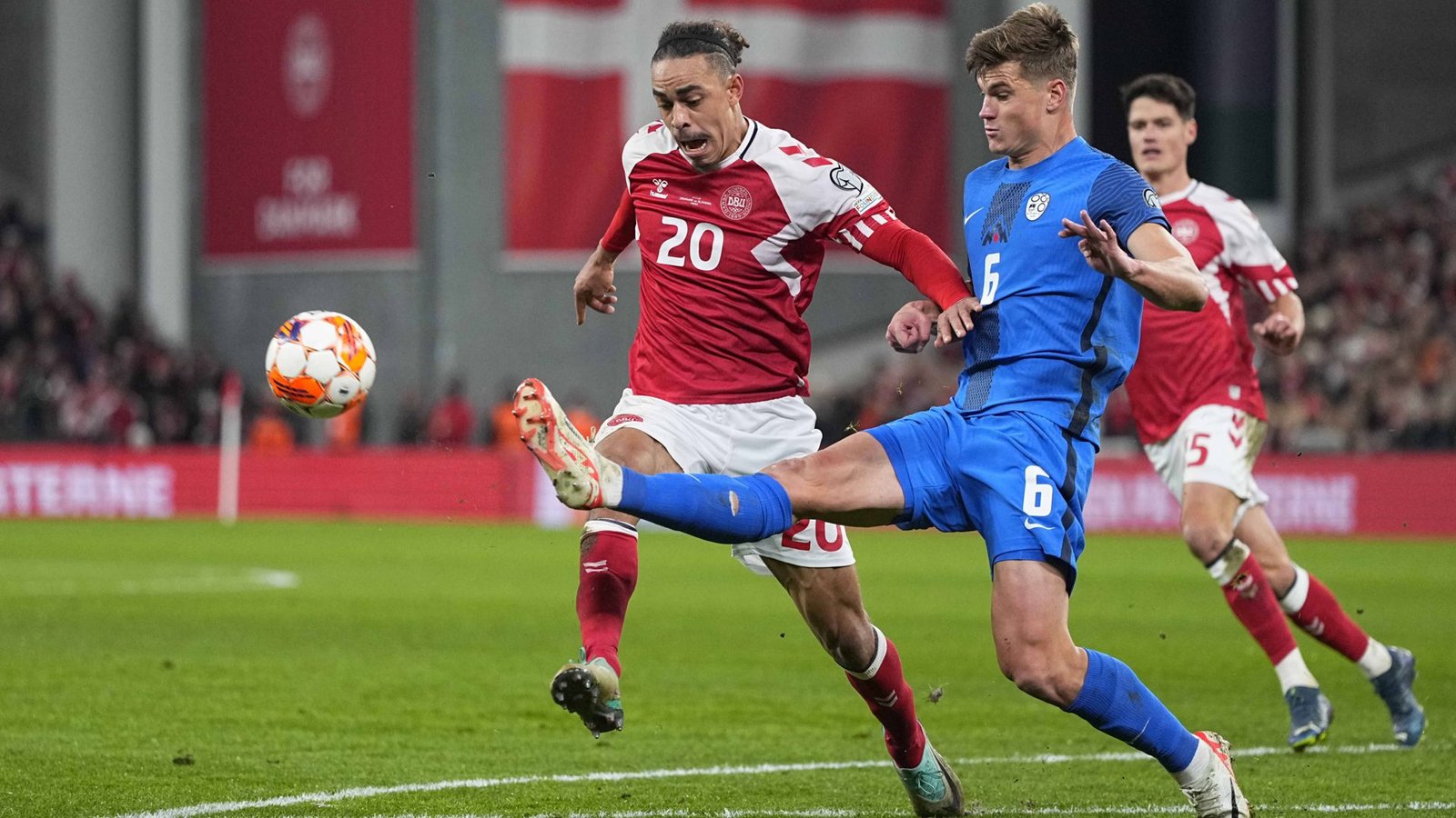 Die Dänen um den Leipziger Bundesliga-Stürmer Yussuf Poulsen (li.) bestreiten ein EM-Spiel in Stuttgart: In der Gruppenphase treffen sie am 16. Juni auf Slowenien (rechts mit Jaka Bijol).Foto: imago//Ulrik Pedersen Die Dänen um den Leipziger Bundesliga-Stürmer Yussuf Poulsen (li.) bestreiten ein EM-Spiel in Stuttgart: In der Gruppenphase treffen sie am 16. Juni auf Slowenien (rechts mit Jaka Bijol).Foto: imago//Ulrik Pedersen