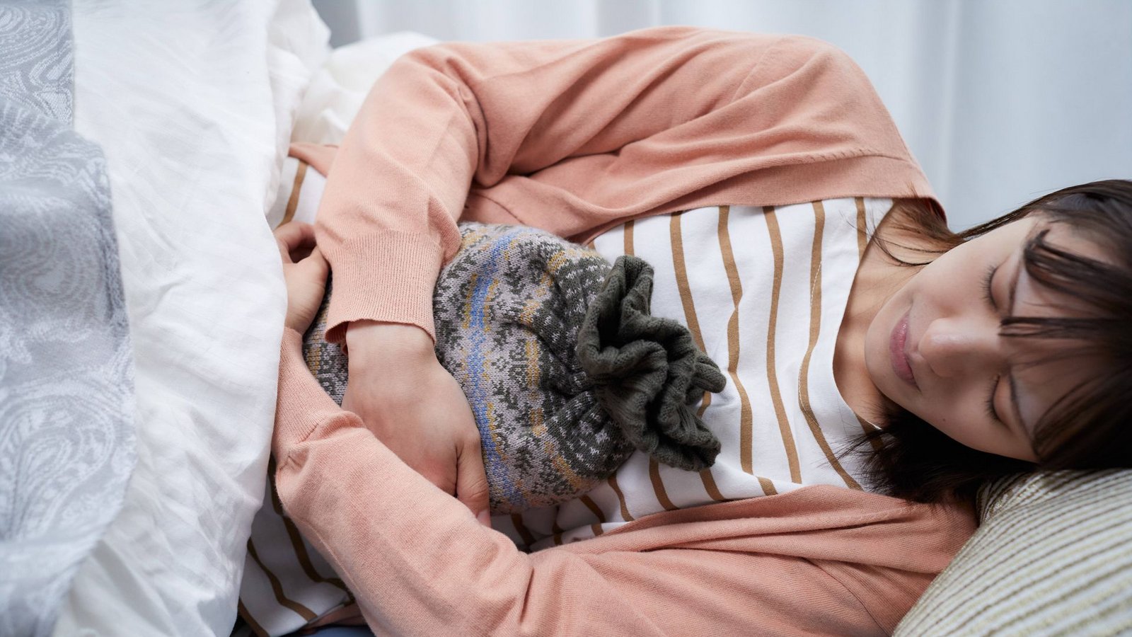 Viele Frauen leiden während der Menstruation unter sehr starken Schmerzen und sind kaum arbeitsfähig.Foto: IMAGO//Yosuke Tanaka