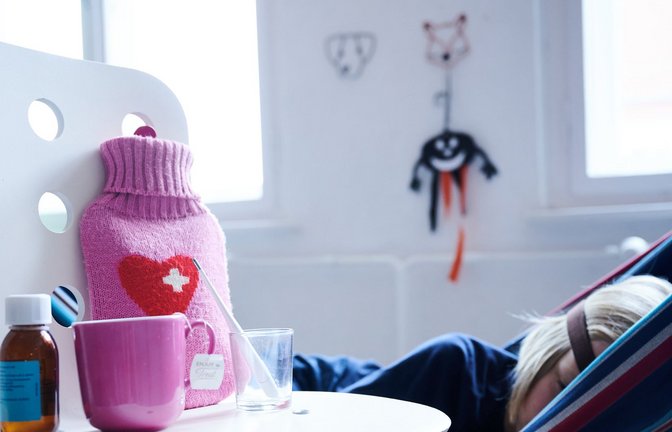 Sollte das Fieber  nach vier, fünf  Tagen immer noch anhalten, ist das Kind abgeschlagen und schlapp, braucht es einen Kinderarzt.<span class='image-autor'>Foto: dpa/Annette Riedl</span>