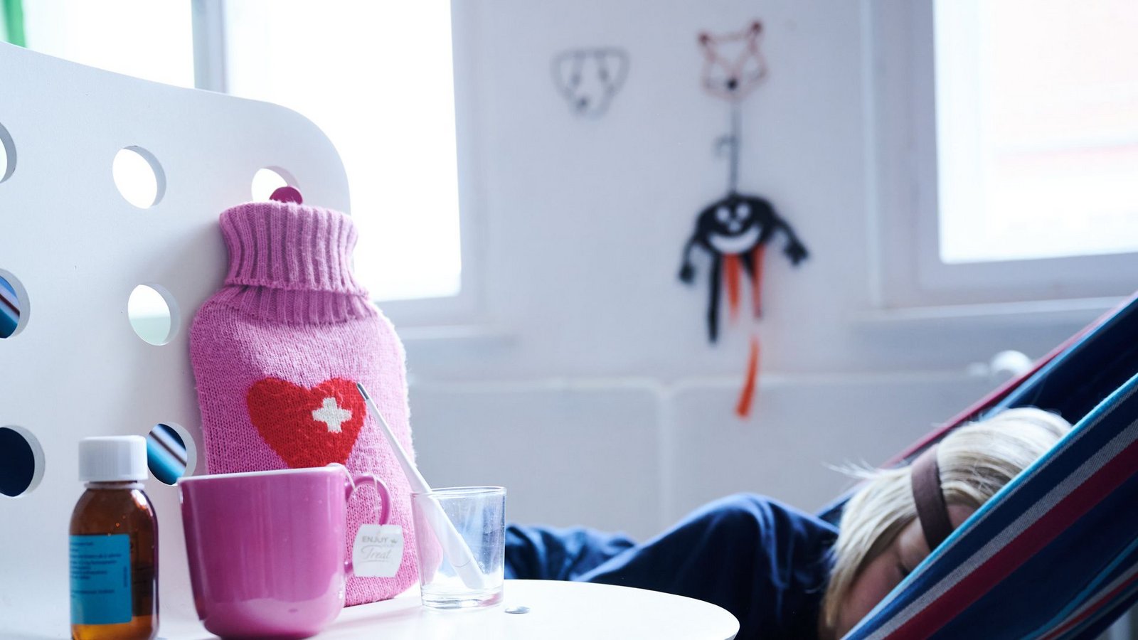 Sollte das Fieber nach vier, fünf Tagen immer noch anhalten, ist das Kind abgeschlagen und schlapp, braucht es einen Kinderarzt.Foto: dpa/Annette Riedl Sollte das Fieber nach vier, fünf Tagen immer noch anhalten, ist das Kind abgeschlagen und schlapp, braucht es einen Kinderarzt.Foto: dpa/Annette Riedl