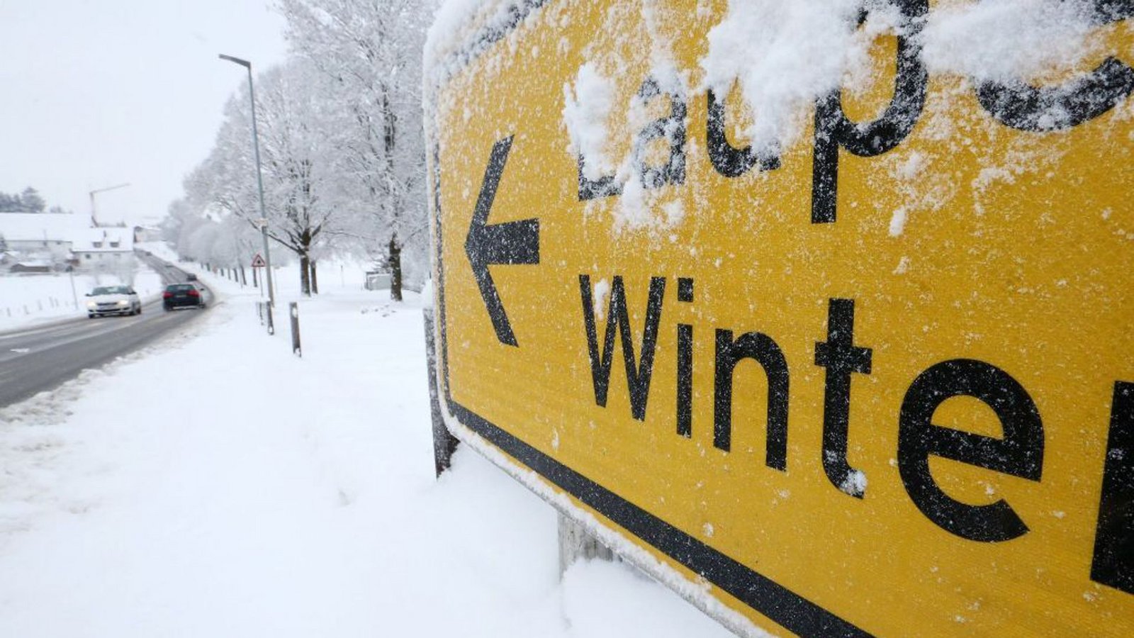 1987/1988: 8. Januar 1987 – stundenlange Schneefälle und Eisregen sorgten in Norddeutschland für Verkehrschaos. Dutzende Orte wurden von der Außenwelt abgeschnitten. Auch Nordrhein-Westfalen, Hessen und andere Bundesländer hatten unter diesem harten Winter zu leiden.Foto: dpa 1987/1988: 8. Januar 1987 – stundenlange Schneefälle und Eisregen sorgten in Norddeutschland für Verkehrschaos. Dutzende Orte wurden von der Außenwelt abgeschnitten. Auch Nordrhein-Westfalen, Hessen und andere Bundesländer hatten unter diesem harten Winter zu leiden.Foto: dpa