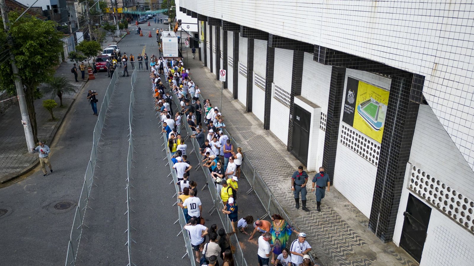Die Fans stehe Schlange, ...Foto: dpa/Matias Delacroix