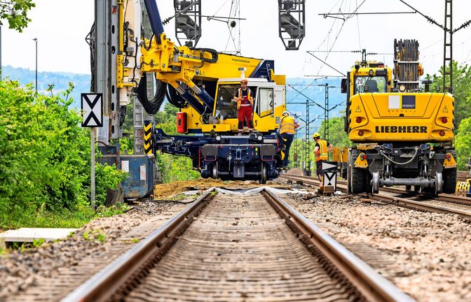 Die begonnene Sanierung von rund 40 wichtigen Strecken mit 4000 Kilometer Länge soll bis 2036 geschafft werden.<span class='image-autor'>Foto: imago/Arnulf Hettrich</span>