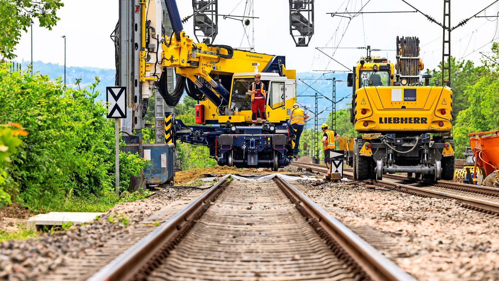 Die begonnene Sanierung von rund 40 wichtigen Strecken mit 4000 Kilometer Länge soll bis 2036 geschafft werden.Foto: imago/Arnulf Hettrich