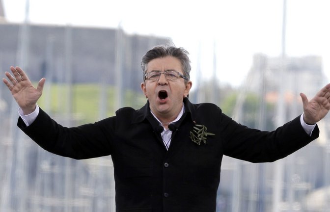 Jean-Luc Mélenchon erhebt angesichts der ersten Wahlprognosen Anspruch darauf, die Regierung bilden zu wollen. (Archivbild)<span class='image-autor'>Foto: dpa/Claude Paris</span>