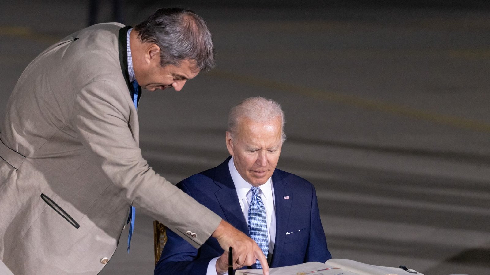 Bayerns Ministerpräsident Markus Söder zeigt US-Präsident Joe Biden, wo er sich ins Goldenene Buch der Staatsregierung eintragen kann. Der Amerikaner ist anlässlich des G7-Gipfels zum ersten Mal seit seinem Amtstantritt in Deutschland.Foto: Daniel Karmann/dpa
