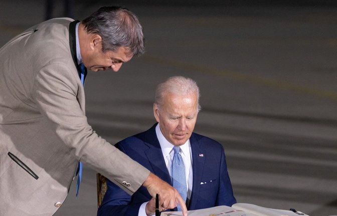 Bayerns Ministerpräsident Markus Söder zeigt US-Präsident Joe Biden, wo er sich ins Goldenene Buch der Staatsregierung eintragen kann. Der Amerikaner ist anlässlich des G7-Gipfels zum ersten Mal seit seinem Amtstantritt in Deutschland.<span class='image-autor'>Foto: Daniel Karmann/dpa</span>