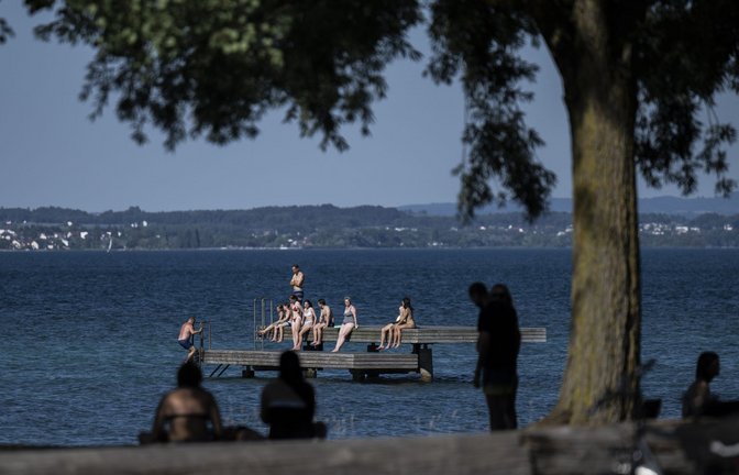 Am Wasser lässt es sich am Mittwoch vielerorts am besten aushalten.<span class='image-autor'>Foto: Gian Ehrenzeller/KEYSTONE/dpa</span>