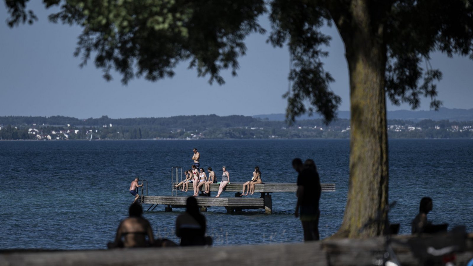 Am Wasser lässt es sich am Mittwoch vielerorts am besten aushalten.Foto: Gian Ehrenzeller/KEYSTONE/dpa