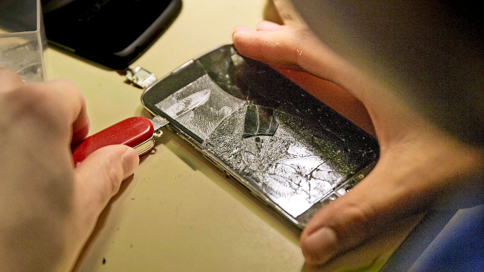 Die meisten Smartphones sind   nicht sehr reparaturfreundlich.Foto: /Gottfried Stoppel