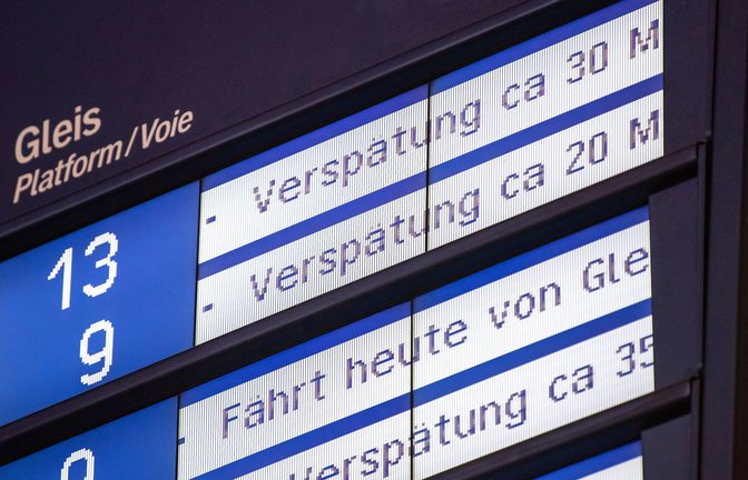 Irgendwas ist immer: Anzeigetafel an einem Bahnhof der der DB.<span class='image-autor'>Foto: dpa/Fabian Sommer</span>