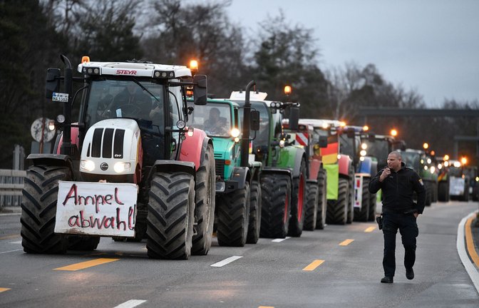 Traktoren stehen Anfang Februar  auf einer Straße in der Nähe des Frankfurter Flughafens.<span class='image-autor'>Foto: dpa/Ardavan Safari</span>