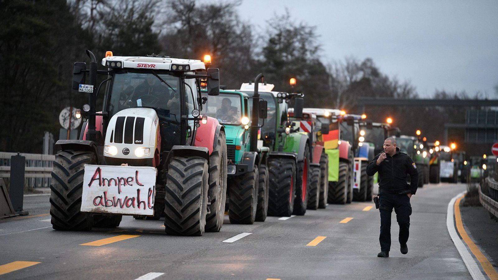 Traktoren stehen Anfang Februar auf einer Straße in der Nähe des Frankfurter Flughafens.Foto: dpa/Ardavan Safari Traktoren stehen Anfang Februar auf einer Straße in der Nähe des Frankfurter Flughafens.Foto: dpa/Ardavan Safari
