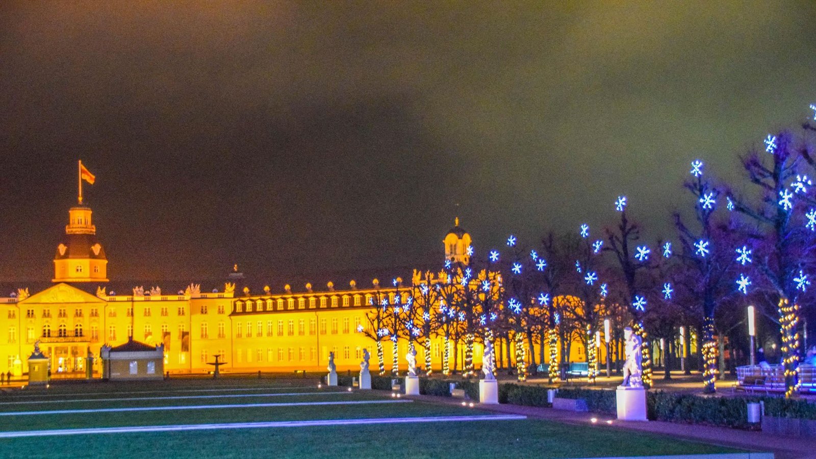Das Karlsruher Schloss im weihnachtlichen Glanz im 2017. Am 20. Dezember 2017 nahmen Polizisten des Spezialeinsatzkommandos (SEK) Baden-Württemberg des einen Deutschen mit irakischen Wurzeln fest. Er sollte, so der Tatvorwurf, einen Anschlag auf den Weihnachtsmarkt in Karlruhe geplant haben. Einen Vorwurf, den die Richterinnen und Richter des 5. Strafsenats in 83 Verahndlungstagen nicht nachweisen konnten. Sie sahen es als erwiesen an, dass Dasbar W. der Terrorgruppe „Islamischer Staat“ angehörte.Sie verurteilten W. zu einer Haftstarfe von fünf Jahren und sechs Monaten.Foto: 7aktuell.de/Fabian Geier/www.7aktuell.de/Fabian Geier Das Karlsruher Schloss im weihnachtlichen Glanz im 2017. Am 20. Dezember 2017 nahmen Polizisten des Spezialeinsatzkommandos (SEK) Baden-Württemberg des einen Deutschen mit irakischen Wurzeln fest. Er sollte, so der Tatvorwurf, einen Anschlag auf den Weihnachtsmarkt in Karlruhe geplant haben. Einen Vorwurf, den die Richterinnen und Richter des 5. Strafsenats in 83 Verahndlungstagen nicht nachweisen konnten. Sie sahen es als erwiesen an, dass Dasbar W. der Terrorgruppe „Islamischer Staat“ angehörte.Sie verurteilten W. zu einer Haftstarfe von fünf Jahren und sechs Monaten.Foto: 7aktuell.de/Fabian Geier/www.7aktuell.de/Fabian Geier
