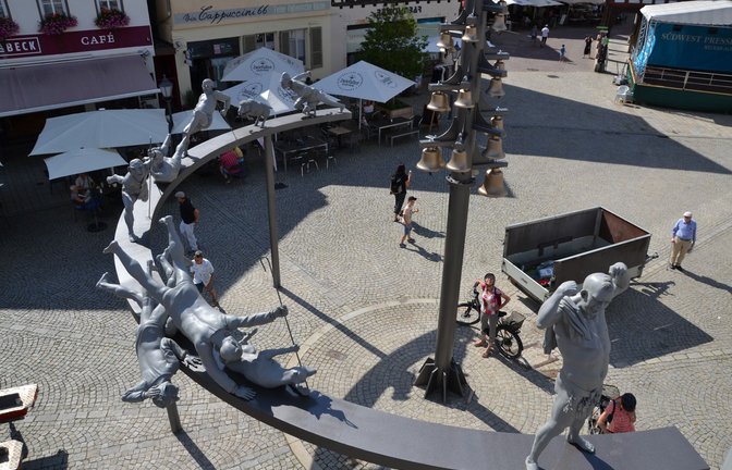 In dreieinhalb Metern Höhe spurten die Schäfer von Peter Lenk  über den Marktplatz in Bad Urach.<span class='image-autor'>Foto: Peter Lenk</span>