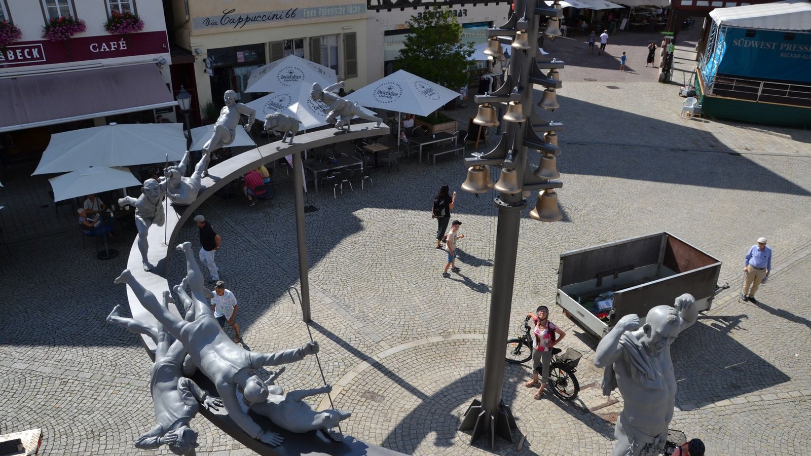 In dreieinhalb Metern Höhe spurten die Schäfer von Peter Lenk über den Marktplatz in Bad Urach.Foto: Peter Lenk In dreieinhalb Metern Höhe spurten die Schäfer von Peter Lenk über den Marktplatz in Bad Urach.Foto: Peter Lenk