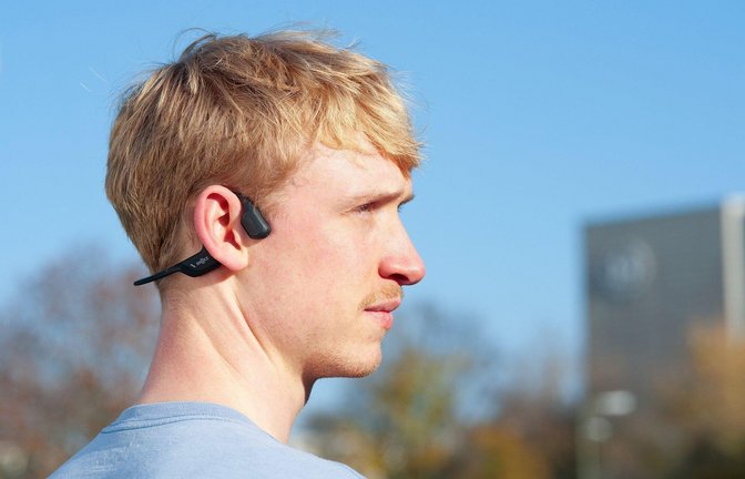 Musik hören und die Umwelt wahrnehmen: Mit Knochenschall-Kopfhörern ist beides möglich.<span class='image-autor'>Foto: Stiftung Warentest / Ralph Kaiser</span>