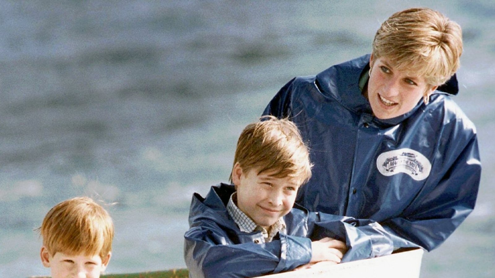 Diana besichtigt im Oktober 1991 mit ihren Söhnen Prinz William (M) und Prinz Harry die Niagara Fälle (USA).Foto: picture alliance / Hans Dderyk/AP, CP/dpa | Hans Dderyk