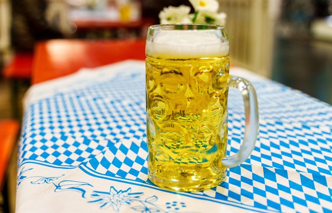 Alkoholfreies Bier gilt als optimaler Durstlöscher. Aktuell warnt ein Hersteller jedoch vor einem seiner Getränk (Symbolbild).<span class='image-autor'>Foto: IMAGO/Bihlmayerfotografie/IMAGO/Michael Bihlmayer</span>
