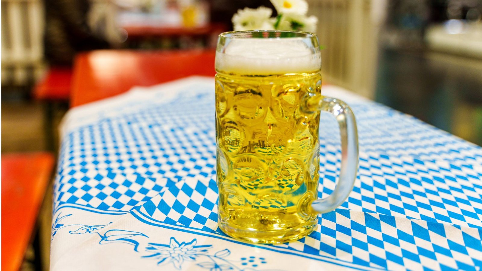 Alkoholfreies Bier gilt als optimaler Durstlöscher. Aktuell warnt ein Hersteller jedoch vor einem seiner Getränk (Symbolbild).Foto: IMAGO/Bihlmayerfotografie/IMAGO/Michael Bihlmayer