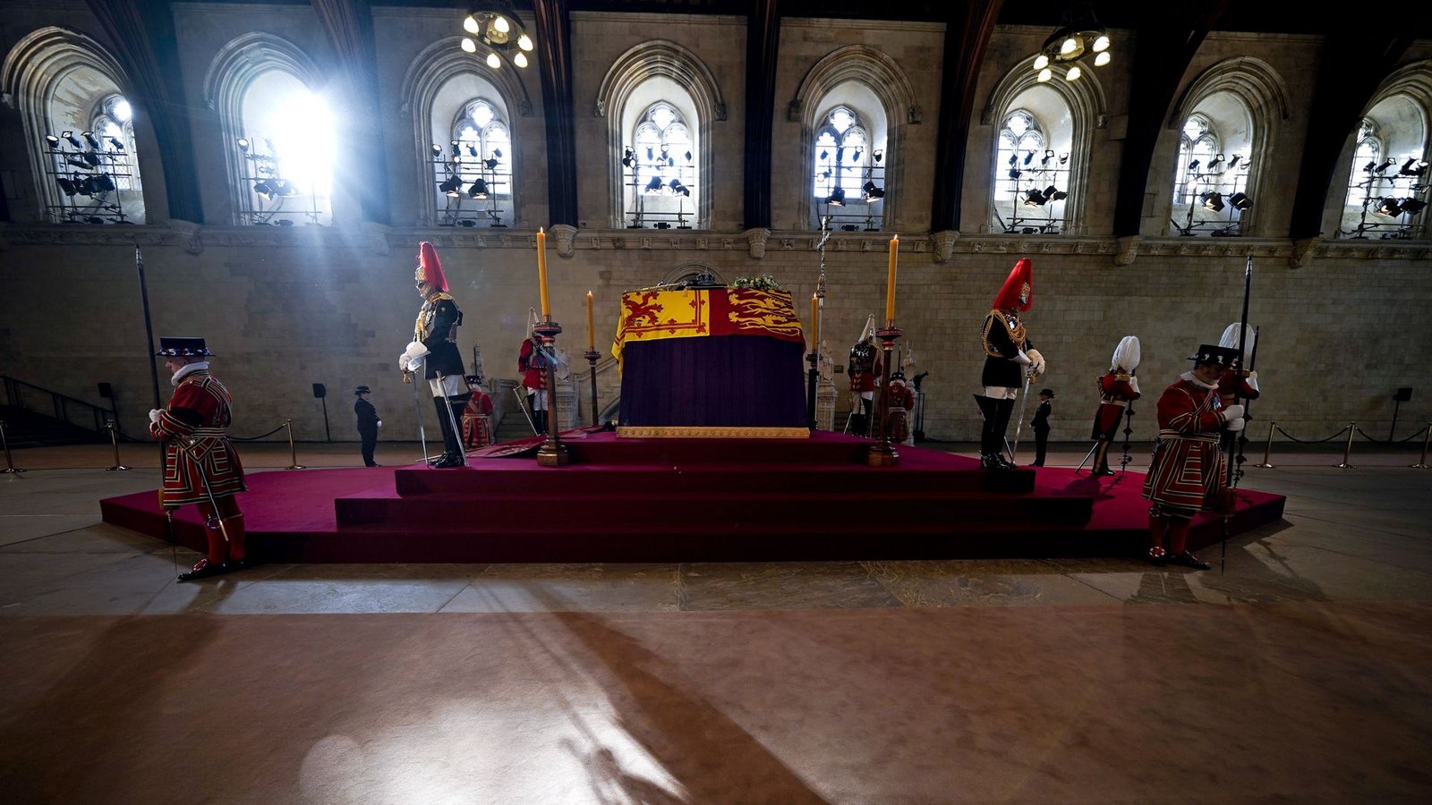 Der Sarg von Königin Elizabeth II. ist in der Westminster Hall aufgebahrt.Foto: Der Sarg von Königin Elizabeth II. ist in der Westminster Hall aufgebahrt.Foto: 