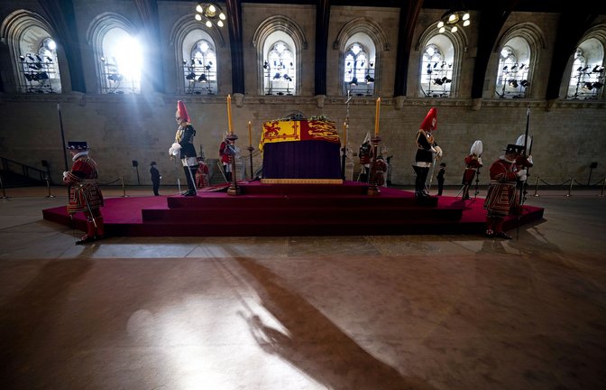 Der Sarg von Königin Elizabeth II. ist in der Westminster Hall aufgebahrt.<span class='image-autor'>Foto: &nbsp;</span>