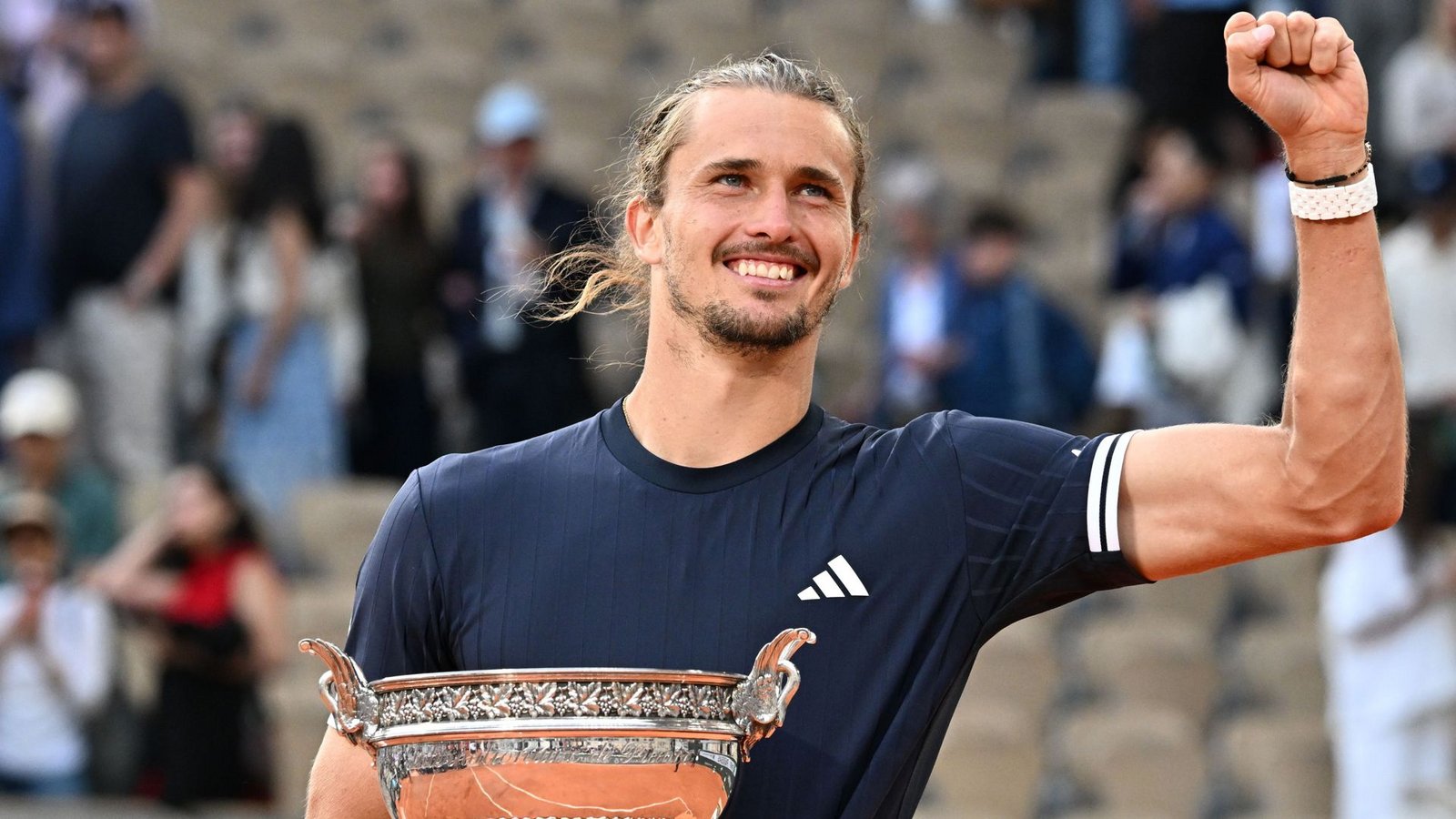 Alexander Zverev nach seinem Sieg bei den French Open.Foto: Emma Da Silva/AP/dpa Alexander Zverev nach seinem Sieg bei den French Open.Foto: Emma Da Silva/AP/dpa