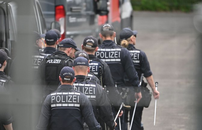 Einsatzkräfte der Polizei gehen im Rahmen der Ermittlungen auf dem Gelände eines Umspannwerks, in dem es in der Nacht gebrannt hatte.<span class='image-autor'>Foto: Marijan Murat/dpa/Marijan Murat</span>