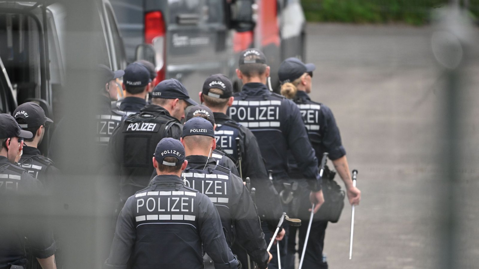 Einsatzkräfte der Polizei gehen im Rahmen der Ermittlungen auf dem Gelände eines Umspannwerks, in dem es in der Nacht gebrannt hatte.Foto: Marijan Murat/dpa/Marijan Murat Einsatzkräfte der Polizei gehen im Rahmen der Ermittlungen auf dem Gelände eines Umspannwerks, in dem es in der Nacht gebrannt hatte.Foto: Marijan Murat/dpa/Marijan Murat
