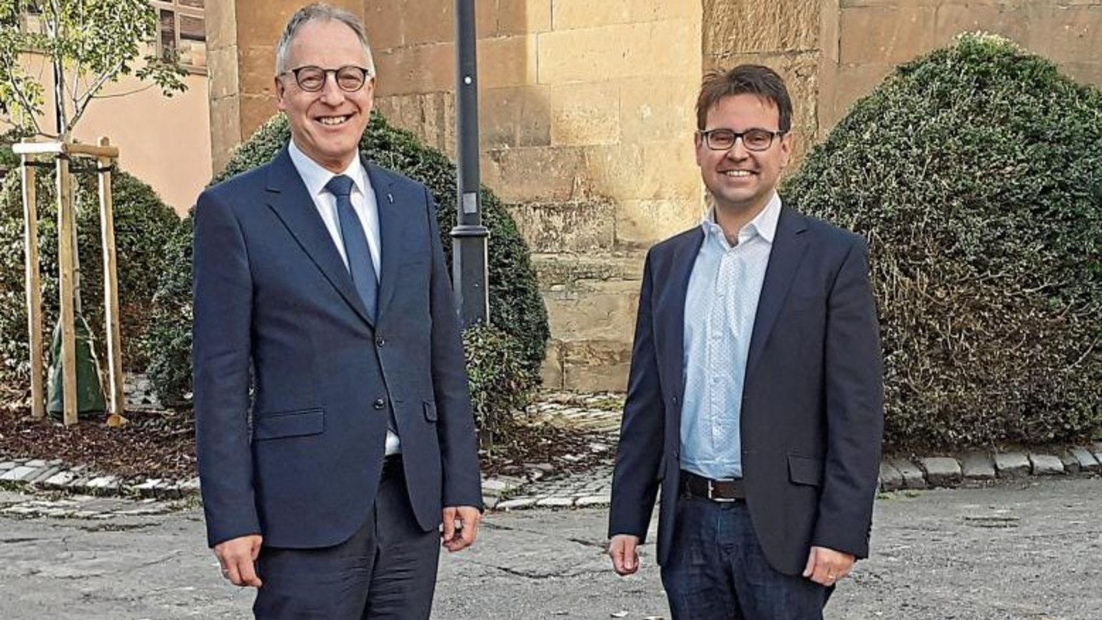 Dekan Reiner Zeyher (l.) und Pfarrer Dr. Frank Dettinger blicken vor der evangelischen Kirche in Markgröningen in die aufgabenreiche Zukunft des Kirchenbezirks Vaihingen-Ditzingen. Foto: mig Dekan Reiner Zeyher (l.) und Pfarrer Dr. Frank Dettinger blicken vor der evangelischen Kirche in Markgröningen in die aufgabenreiche Zukunft des Kirchenbezirks Vaihingen-Ditzingen. Foto: mig