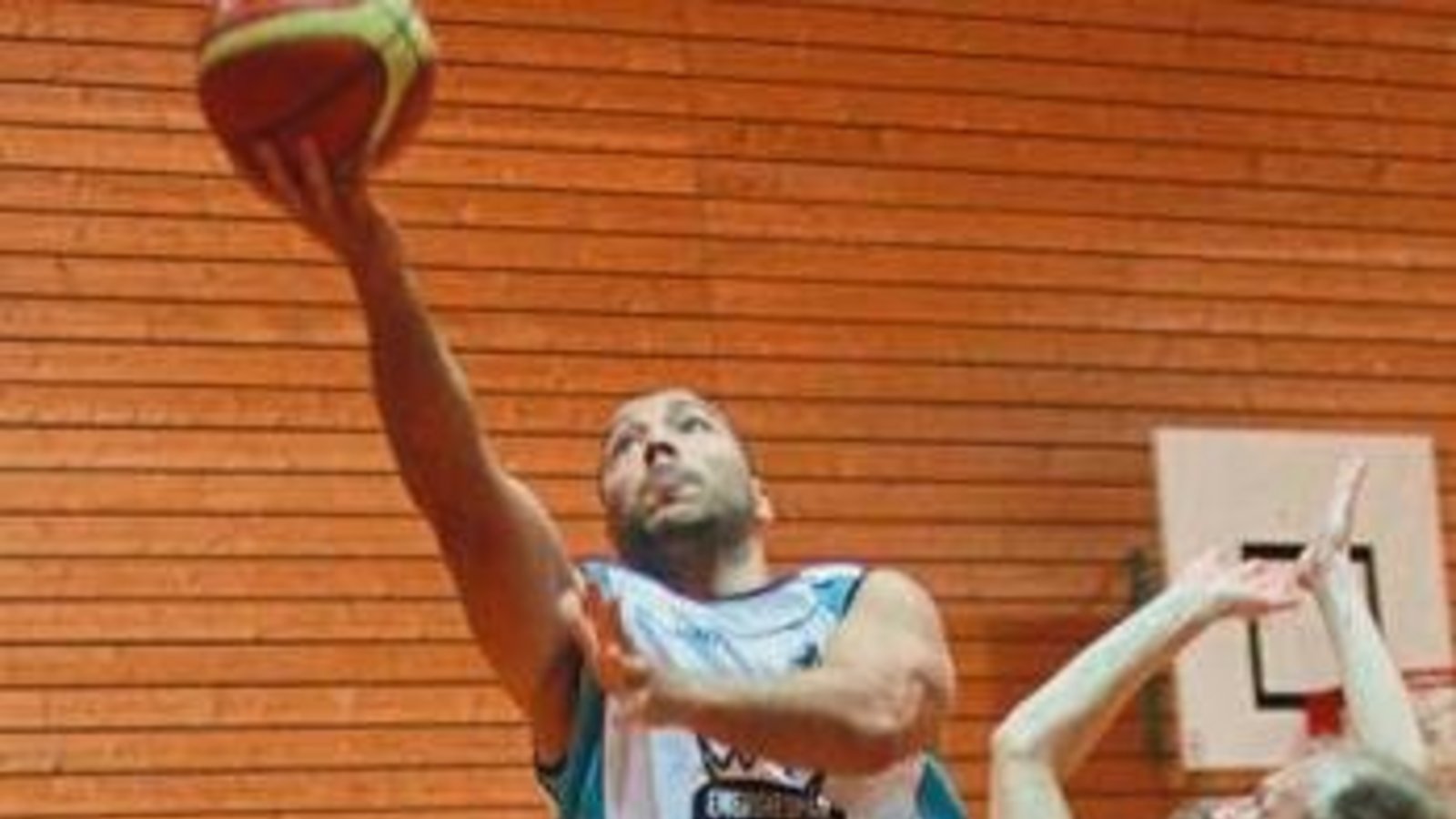 Themnis Koupidis (Mitte) erzielte 15 Punkte für die BSG Vaihingen/Sachsenheim. Die 58:63-Niederlage gegen die BG Remseck II konnte aber auch er nicht verhindern. Foto: Nachreiner Themnis Koupidis (Mitte) erzielte 15 Punkte für die BSG Vaihingen/Sachsenheim. Die 58:63-Niederlage gegen die BG Remseck II konnte aber auch er nicht verhindern. Foto: Nachreiner