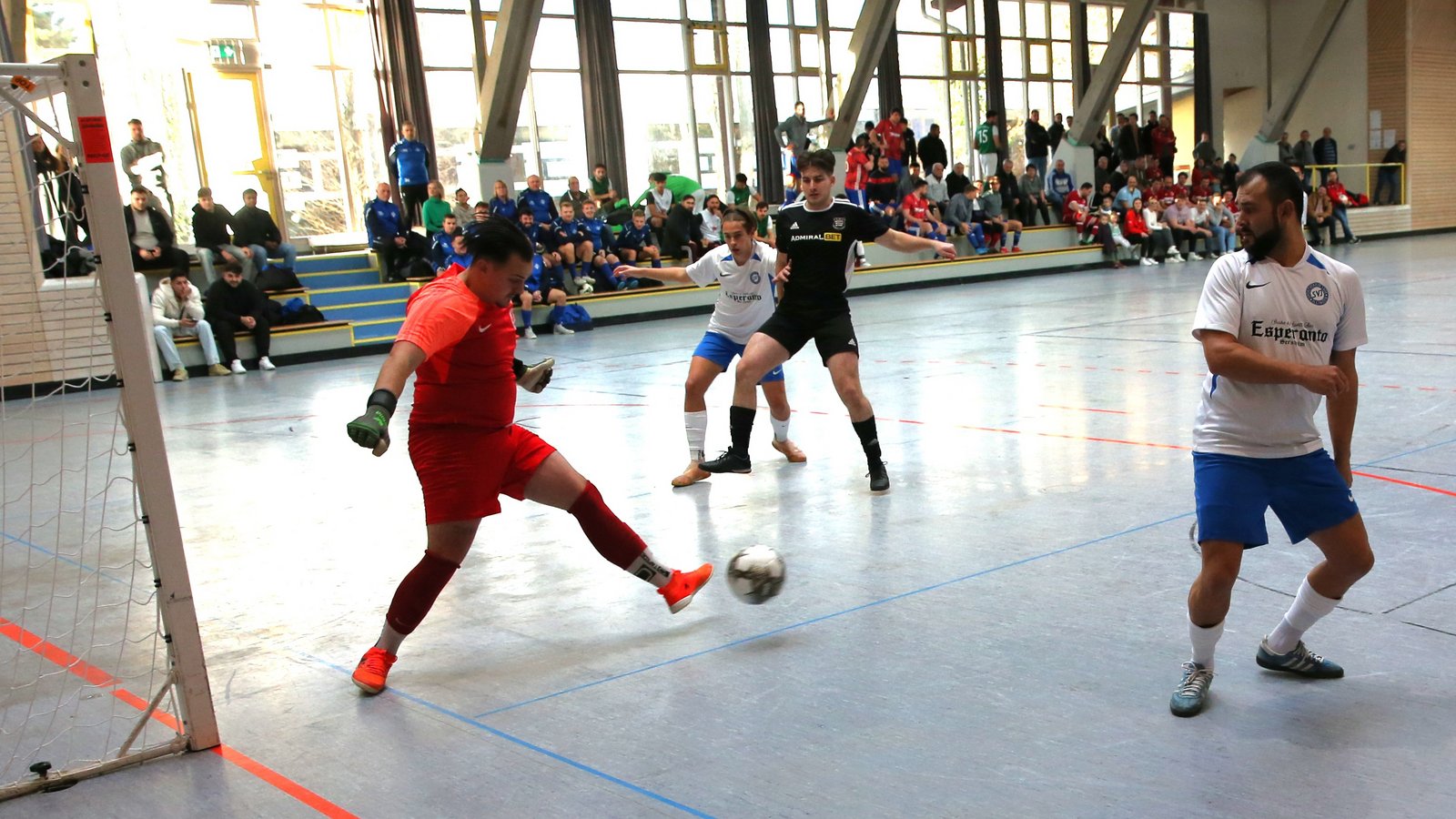 Torwart Leon Berner (links) ist ein sicherer Rückhalt für den SV Illingen, der gegen den TSV Großglattbach (Bild) mit 4:0 gewinnt und sich den Turniersieg beim Brezelcup holt. Foto: Küppers Torwart Leon Berner (links) ist ein sicherer Rückhalt für den SV Illingen, der gegen den TSV Großglattbach (Bild) mit 4:0 gewinnt und sich den Turniersieg beim Brezelcup holt. Foto: Küppers