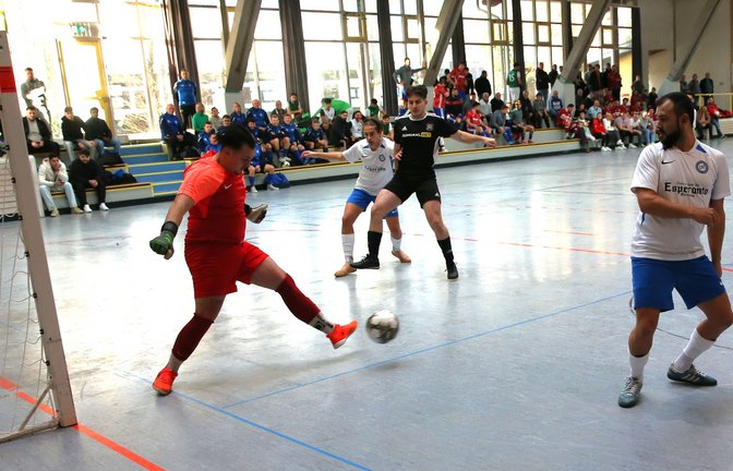 Torwart Leon Berner (links) ist ein sicherer Rückhalt für den SV Illingen, der gegen den TSV Großglattbach (Bild) mit 4:0 gewinnt und sich den Turniersieg beim Brezelcup holt. <span class='image-autor'>Foto: Küppers</span>