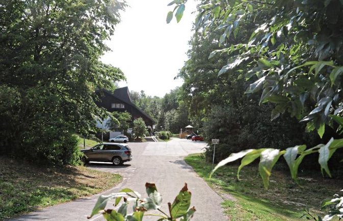 Auf dem Parkplatz der Strudelbachtalhalle in Riet findet am Samstag die Tour-Hocketse statt. Der Sportverein und die Feuerwehr bewirten. Foto: Bögel
