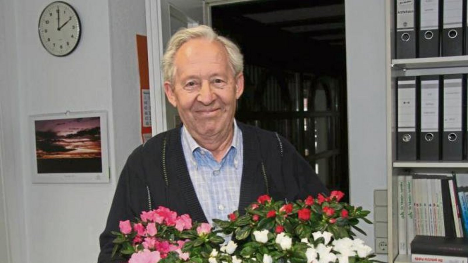 Gestern überraschte Gärtnermeister Maurus Senn die Redaktion mit einem blumigen Weihnachtsgruß. Senn: „Azaleen bringen Glück und machen glücklich.“  Foto: Rücker