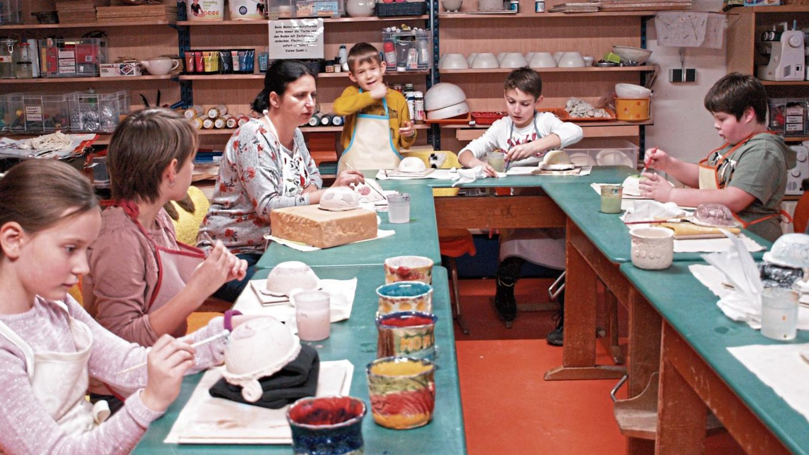 Konzentriert, mit viel Freude bemalen die Schüler die Rohlinge ihrer Suppenschälchen, die sie zuvor natürlich auch selbst getöpfert haben. Auch ihre Lehrerin Michaela Fütterer ist aktiv dabei. Konzentriert, mit viel Freude bemalen die Schüler die Rohlinge ihrer Suppenschälchen, die sie zuvor natürlich auch selbst getöpfert haben. Auch ihre Lehrerin Michaela Fütterer ist aktiv dabei.