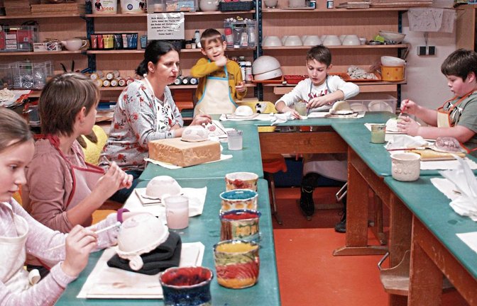 Konzentriert, mit viel Freude bemalen die Schüler die Rohlinge ihrer Suppenschälchen, die sie zuvor natürlich auch selbst getöpfert haben. Auch ihre Lehrerin Michaela Fütterer ist aktiv dabei.